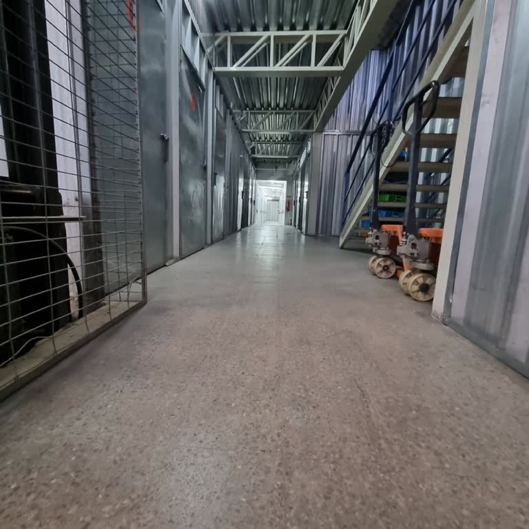 Pasillo amplio de bodegas en Puente Alto